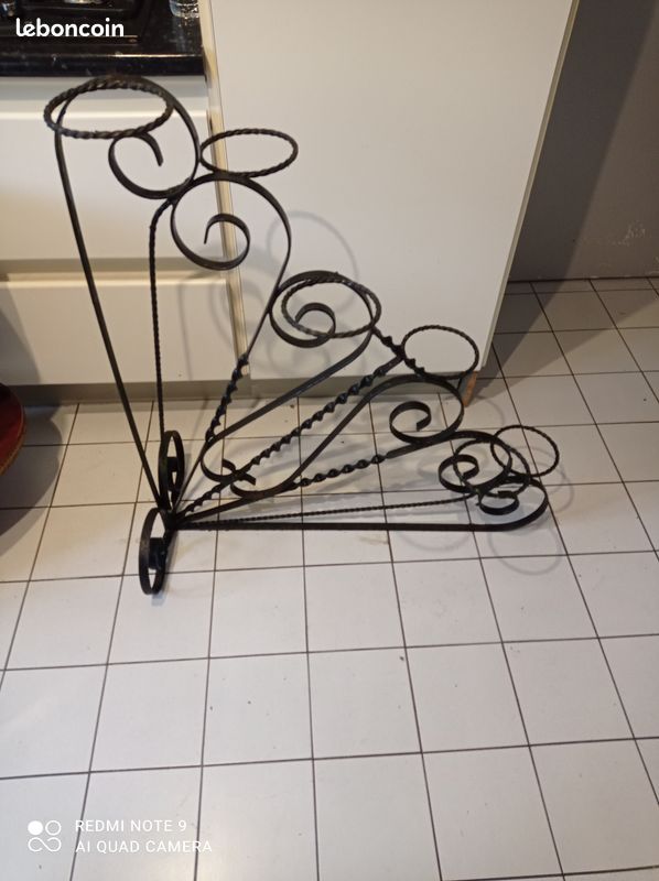 Ancien grand porte plante en fer forgé en forme de T (image 3)