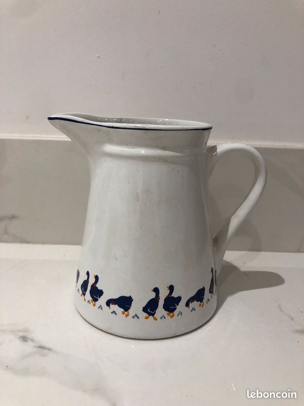 Pot a lait ou eau ancien en porcelaine motifs oies (image 1)