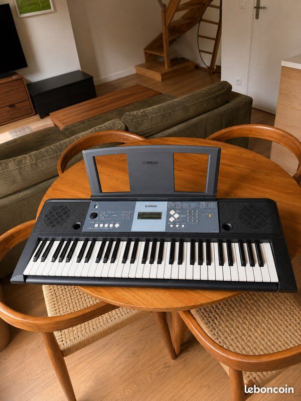 Clavier Yamaha YPT-230 – 61 touches + pied – Idéal débutant (image 1)