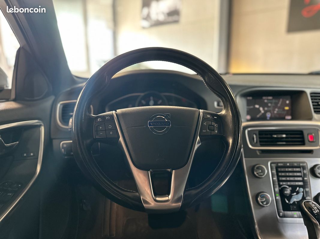 Volvo V60 D4 2.0 190ch Momentum Geartronic "Carnet d'entretien" (image 5)