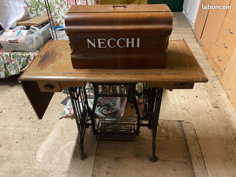 Machine à coudre ancienne Necchi sur table d'origine vintage (image 3)