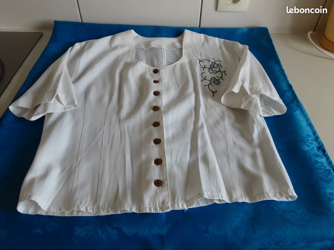 SANS LIVRAISON 1 Élégant corsage blanc, motif et boutons verts, taille 38 (image 1)