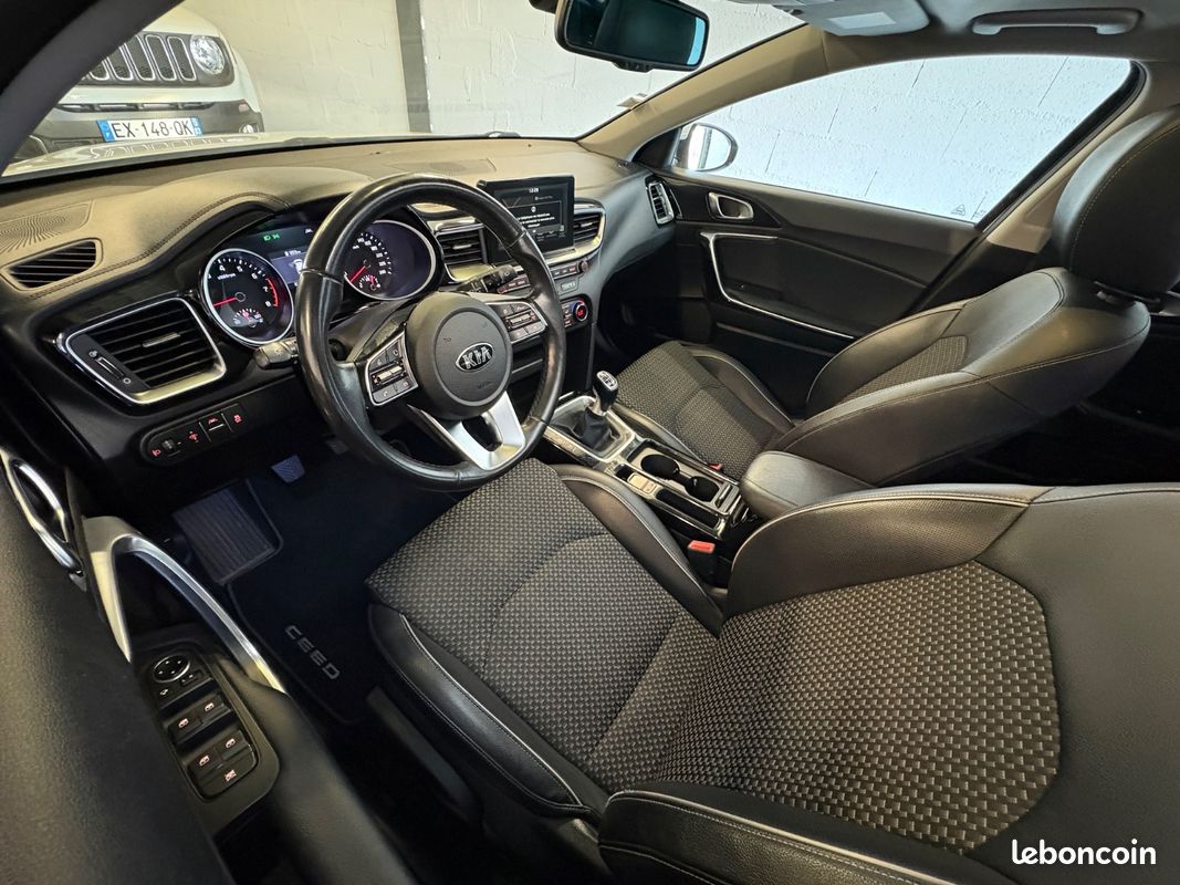 KIA CEED GT-Line 126cv - TOIT OUVRANT/APPLE CARPLAY/CAMÉRA DE RECUL/RADARS/JANTES 17" (image 9)