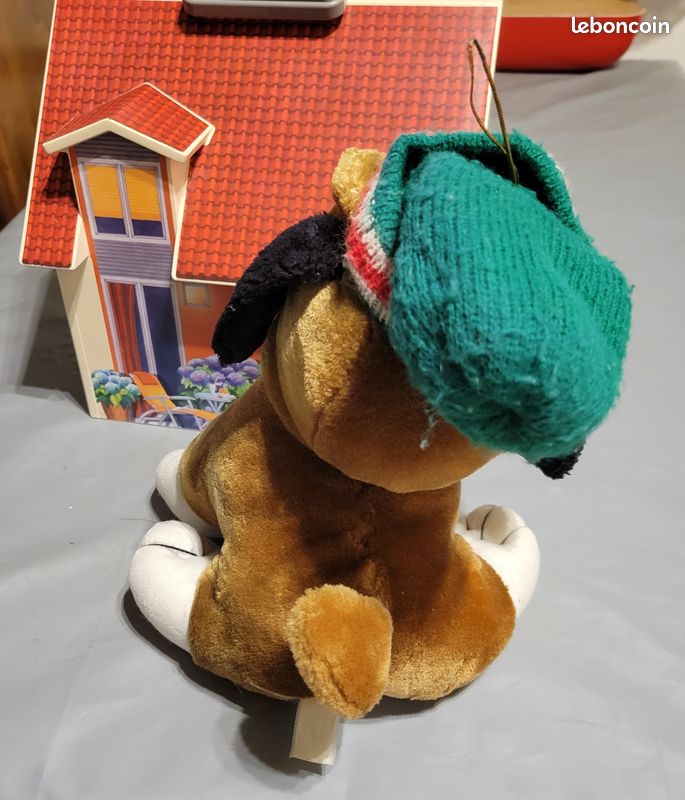 Chien peluche avec son bonnet (image 3)