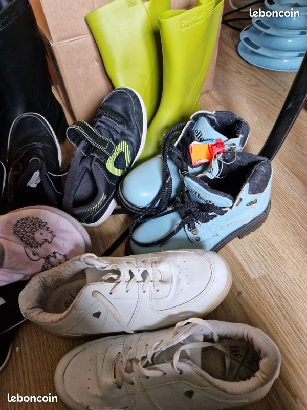 Lot paires de chaussures enfant taille 36/38/39 dont une paire de