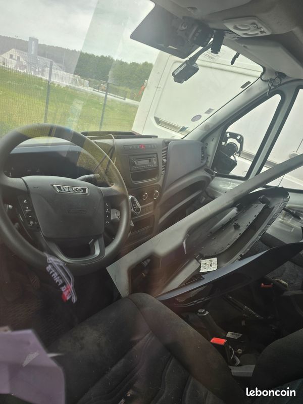 Iveco daily 3,0i turbo chassis cabine 35s14 accidentée (image 4)