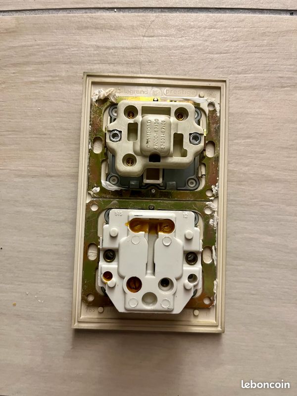 Interrupteur à Fusible Legrand – Style Chambord – Occasion Fonctionnel