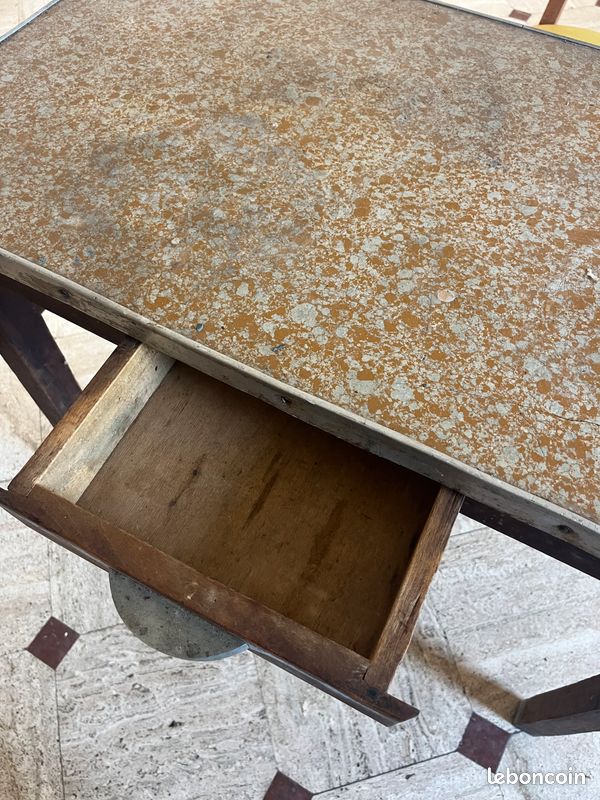 Table Formica vintage avec pieds en bois et tiroir (image 2)