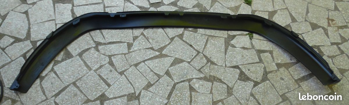 Lèvre inférieure d'origine neuve de pare-chocs avant pour Renault Clio IV - New Original Front Bumper Lower Lip for Renault Clio IV (image 3)