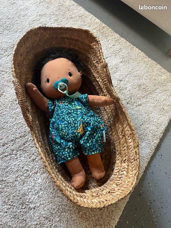 Poupon (en tissu) avec couffin en osier Jeux Jouets
