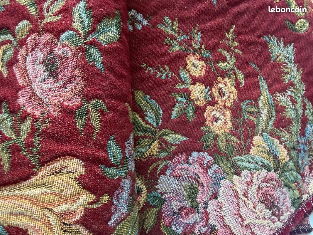 Superbe tissu tapisserie floral jacquard – Style vintage & élégant fond bordeaux 140*240 cm (image 1)