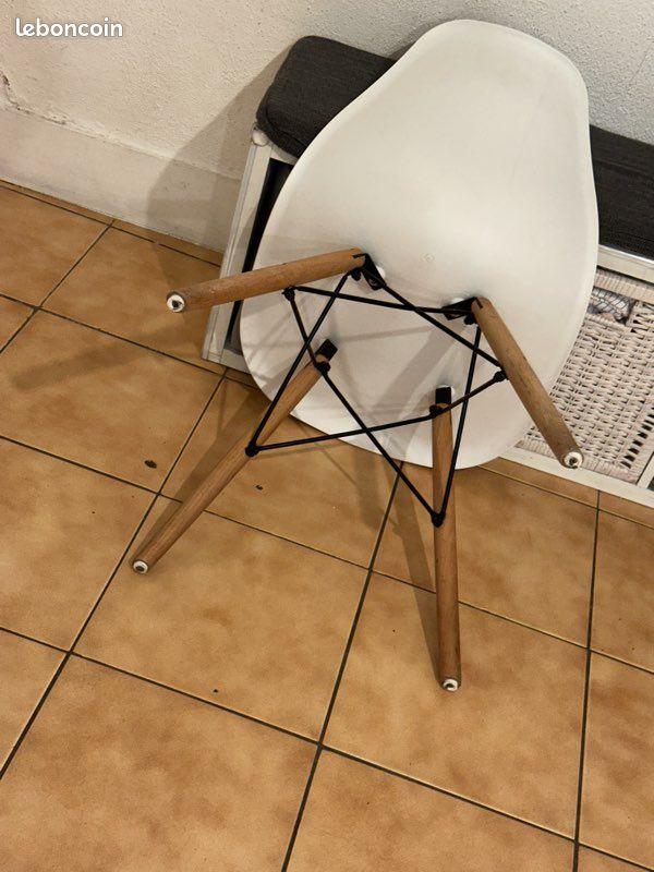 Chaise scandinave blanche design – pieds en bois (image 5)