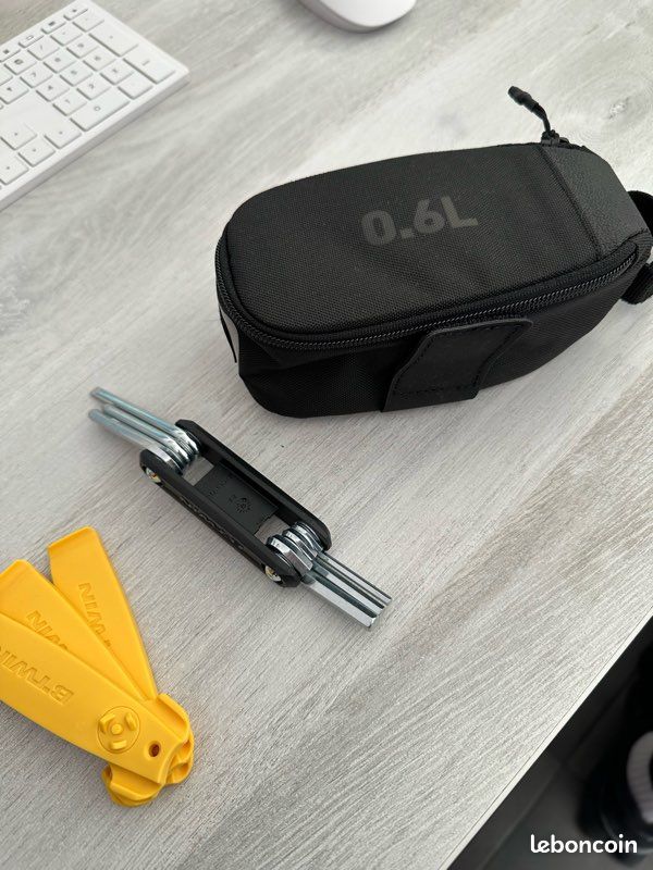 Sacoche de selle vélo vtt avec chambre à air + 2 démontes pneus