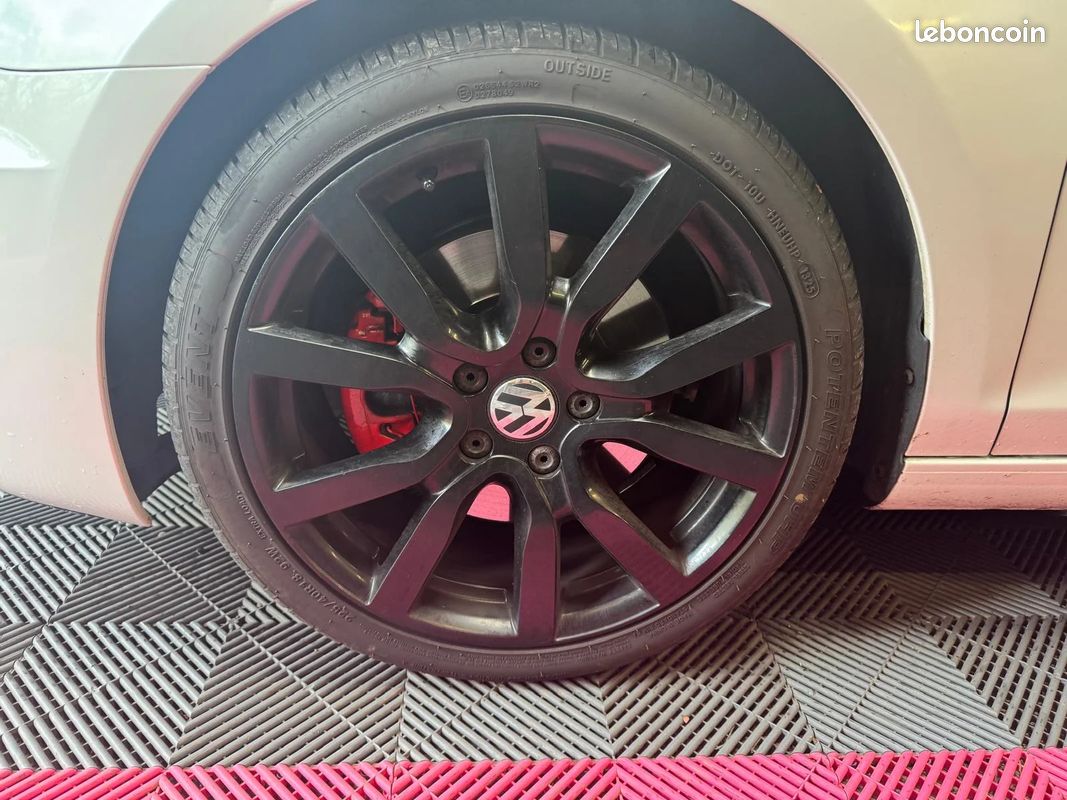 Volkswagen GOLF 6 GTI 2.0 TSI DSG Adidas / Dynaudio / Toit ouvrant panoramique / Sièges Chauffants (image 12)