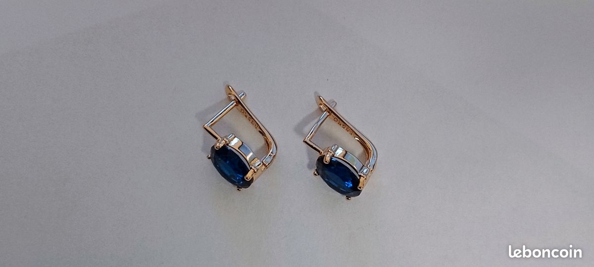 Lot De Bijoux Fantaisie : Boucles D'oreilles Et Colliers Dont Un Plaqué Or Avec 3 Saphirs - Occasion