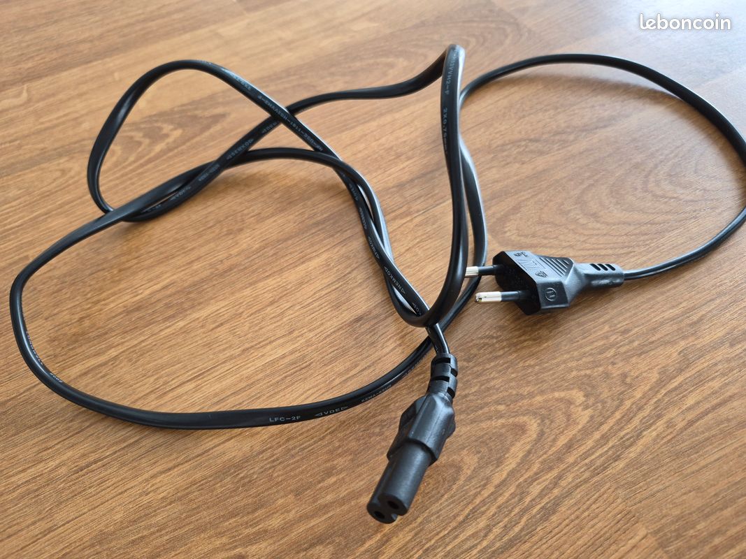 Câble d'alimentation électrique de type "figure 8" (C7), idéal pour alimenter lecteurs DVD/Blu-ray, consoles de jeux vidéo et petits appareils électroniques (image 1)