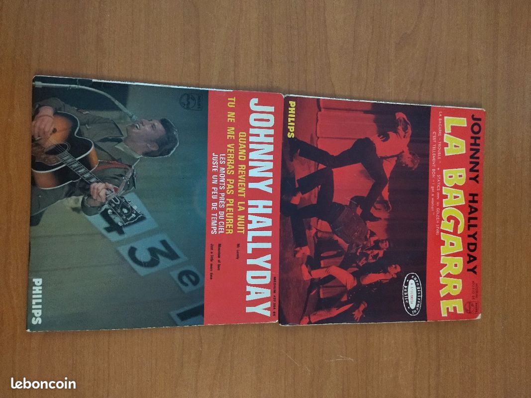 Lot de 2 vinyles 45 tours années 60 Johnny Hallyday (image 1)