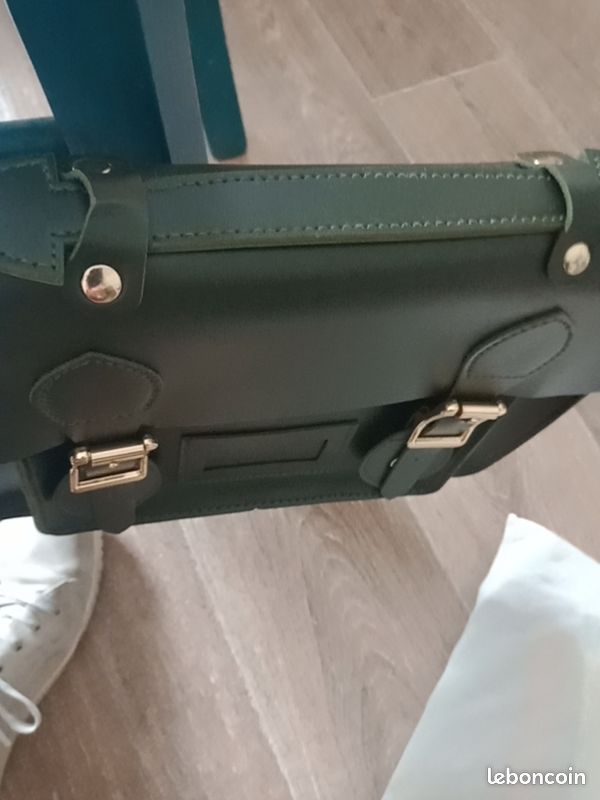 Sac cartable couleur vert foncé 2 fermoirs magnétiques + une grande fermeture zippée dorée dimensions : L 27,5 H 22 P 8 cm (image 5)