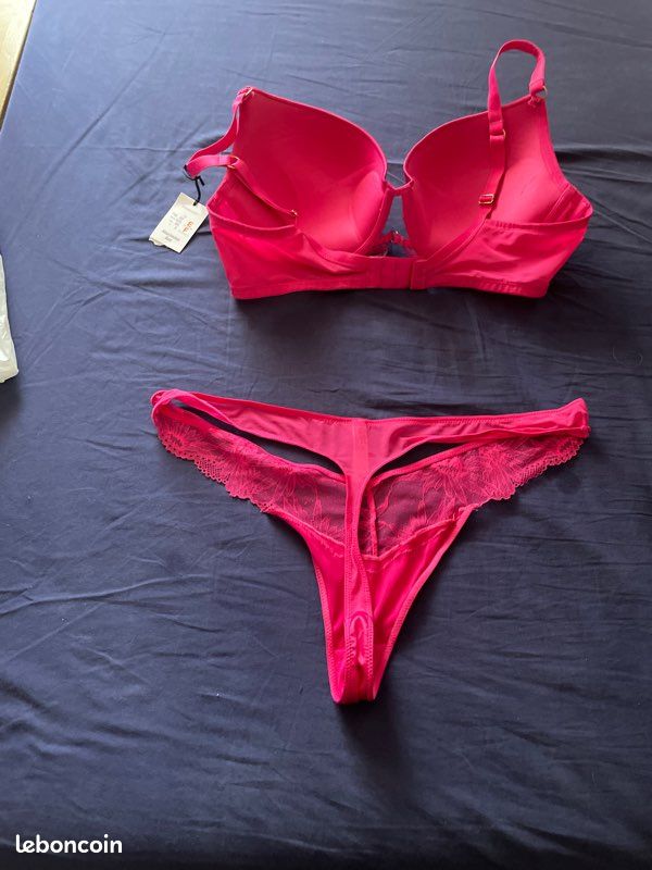 Ensemble neuf avec étiquette, soutien-gorge et string (image 2)