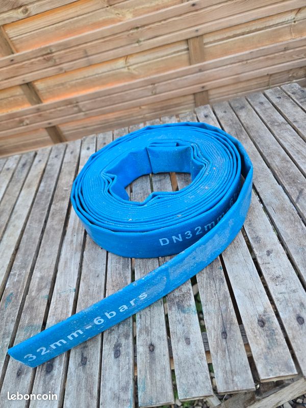 Tuyau plat 32 mm | 1 1/4 pouce 10 mètres | Pression de service 8 bars | Pression d'éclatement de 24 bars | Tuyau en béton | PVC bleu