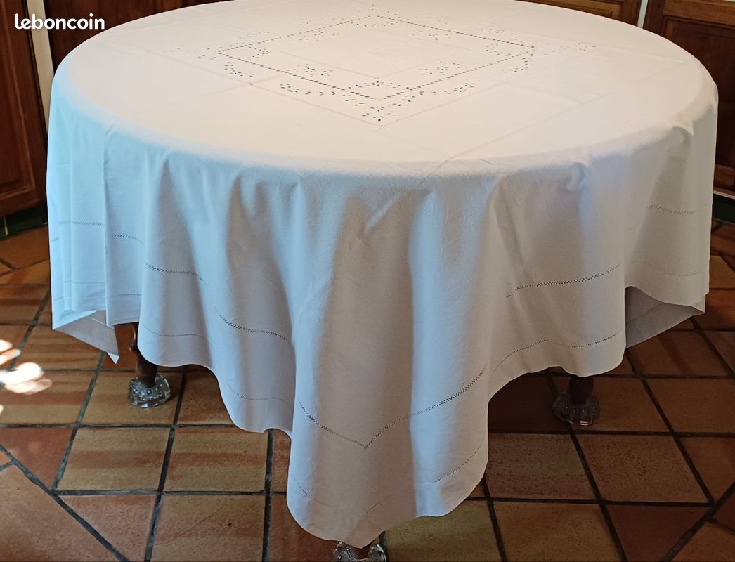 Nappe ancienne coton brodée ajourée festonnée