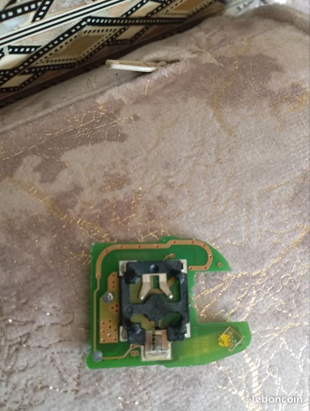 Circuit imprimé télécommande voiture (HS ou pour pièces) (image 2)