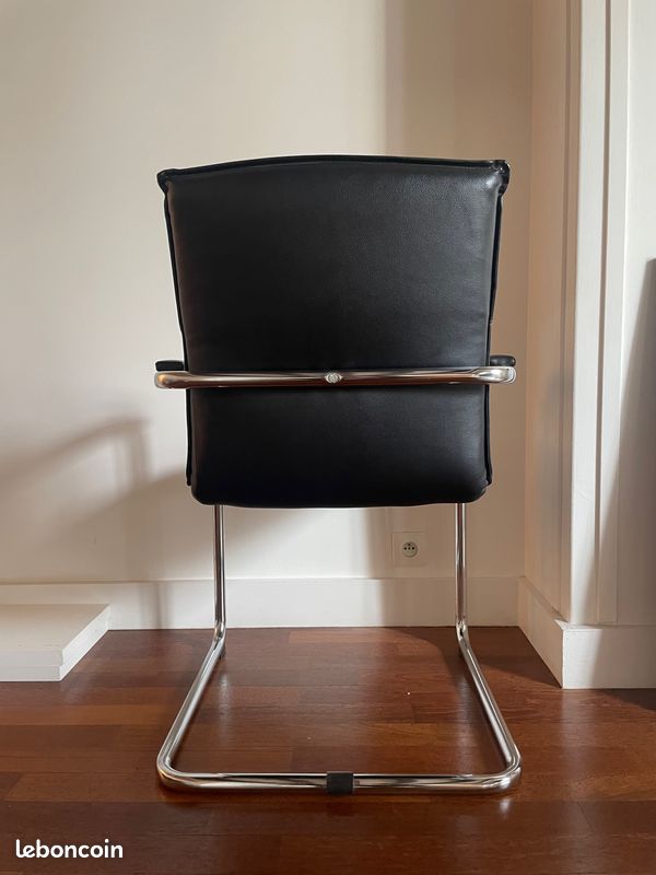 Fauteuil visiteur en cuir noir avec acier chromé (image 3)