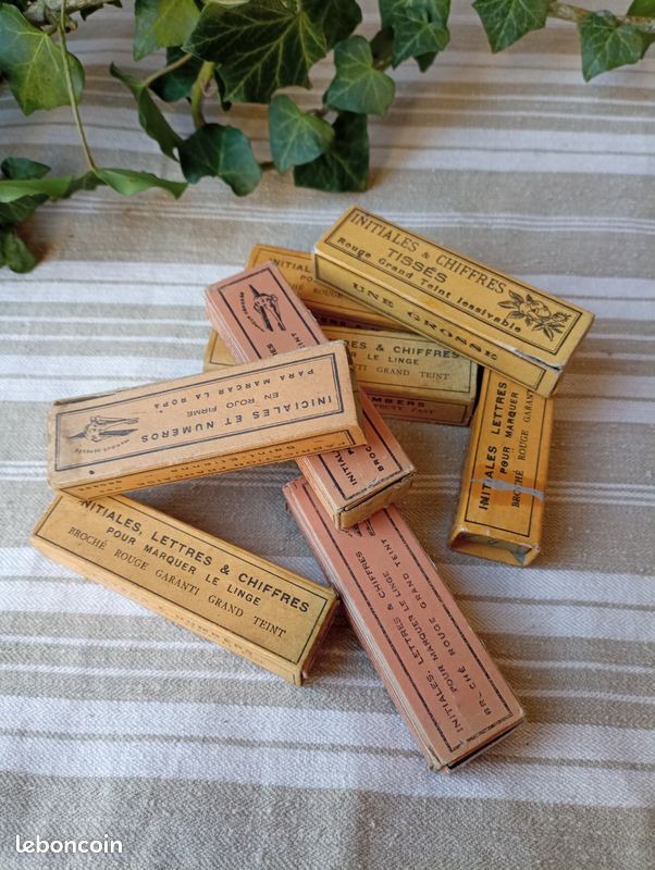Cache boite mouchoirs brodé en coton brut artisanal