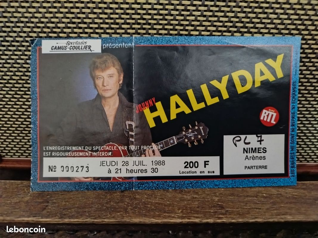 Lot De Photos De Concert Johnny Hallyday - Tirages Amateur + Ticket - Collection
