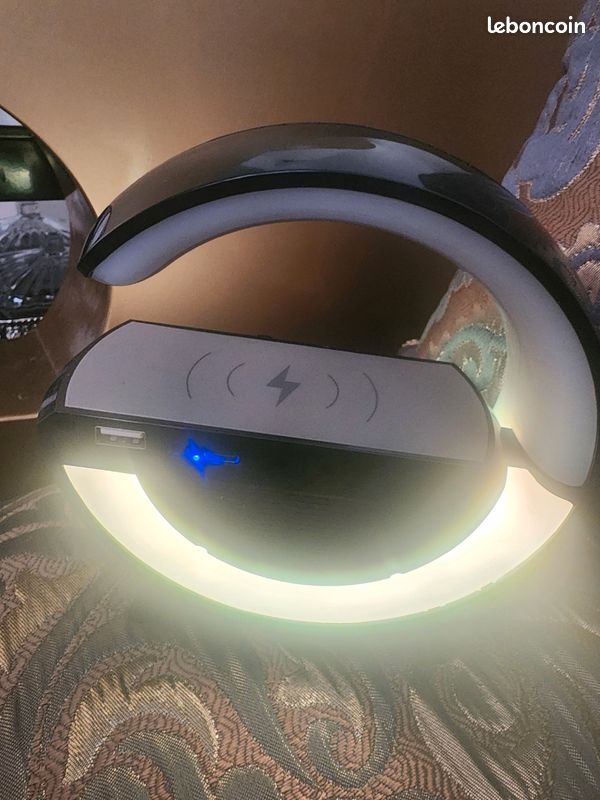 Lampe LED multifonction avec chargeur sans fil et enceinte Bluetooth (image 1)