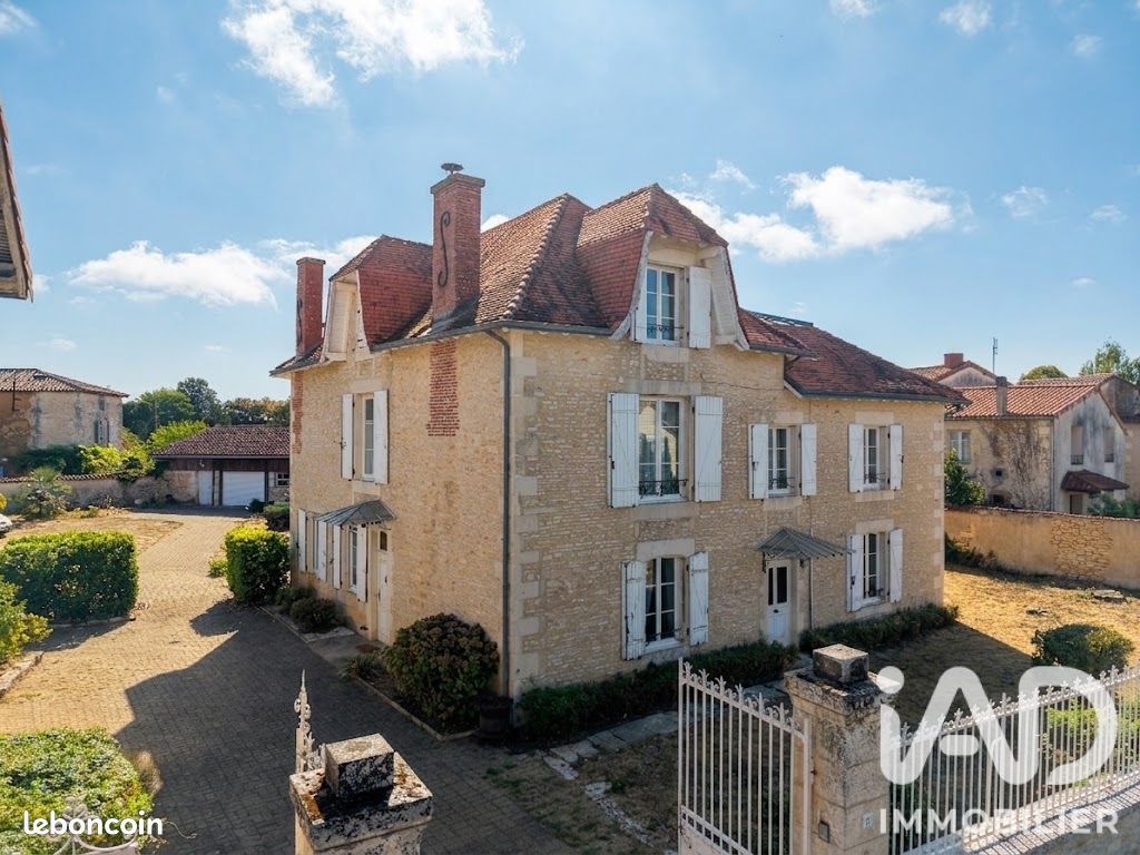 Maison 10 pièces 331 m² · à Blanzay · 331 m² · 270 000 €