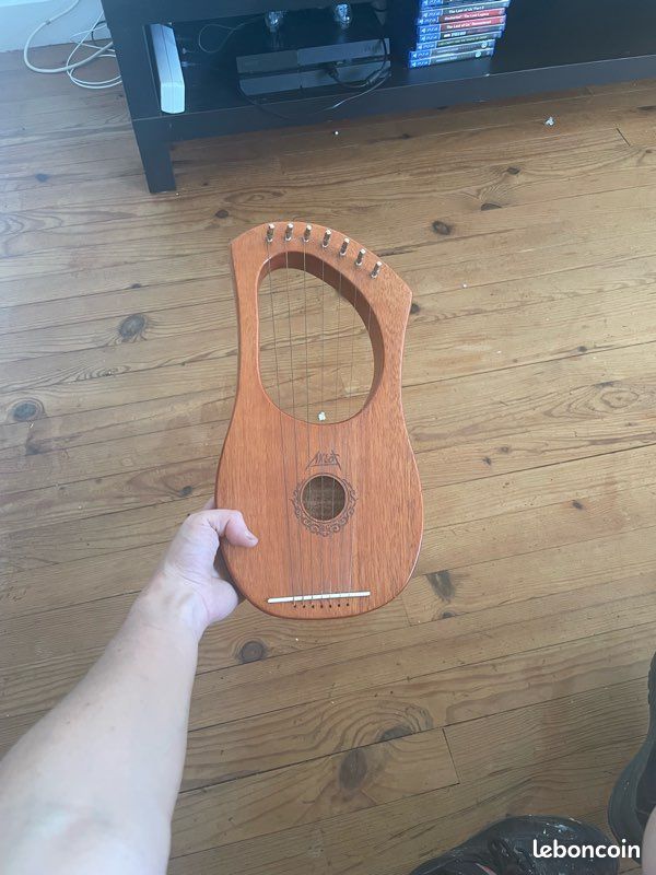 Lyre (image 1)