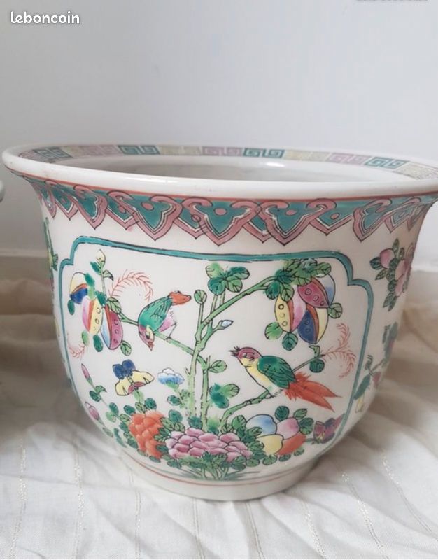 Chine- Paire de Caches Pots en Porcelaine Signés (image 1)