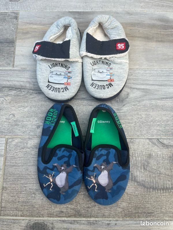 Lot de paires de chaussons garçon taille 29 cars et le livre de