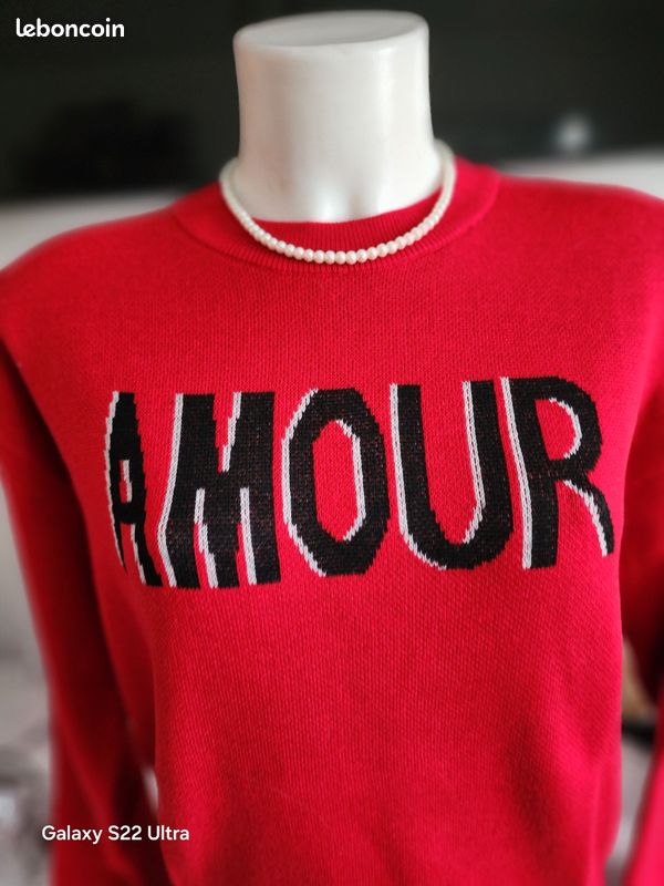 Un pull rouge avec motif taille S marque Camaieu Vêtements