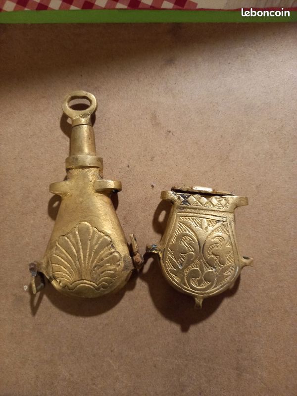 Poudrières en cuivre de soldat (image 1)