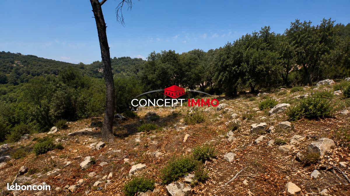 Terrain 2302 m² · à Solliès-Toucas · 2 302 m² · 225 000 €