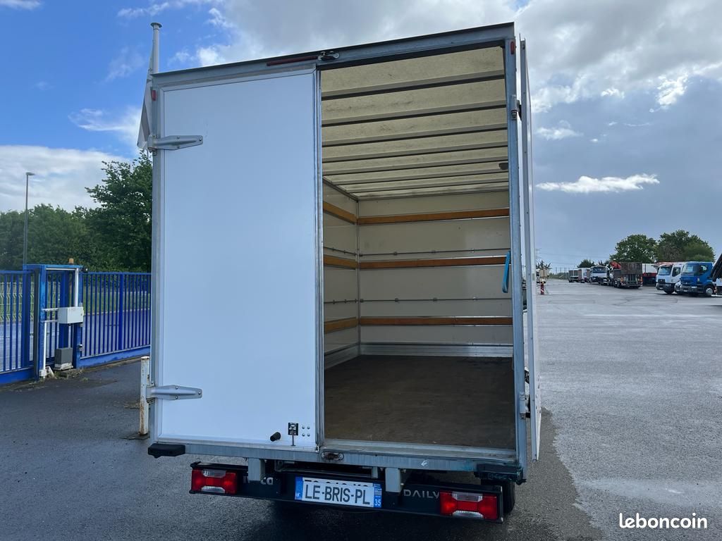 Utilitaire Fourgon avec parois et toit rigide Iveco Iveco Daily 35S16 (image 5)