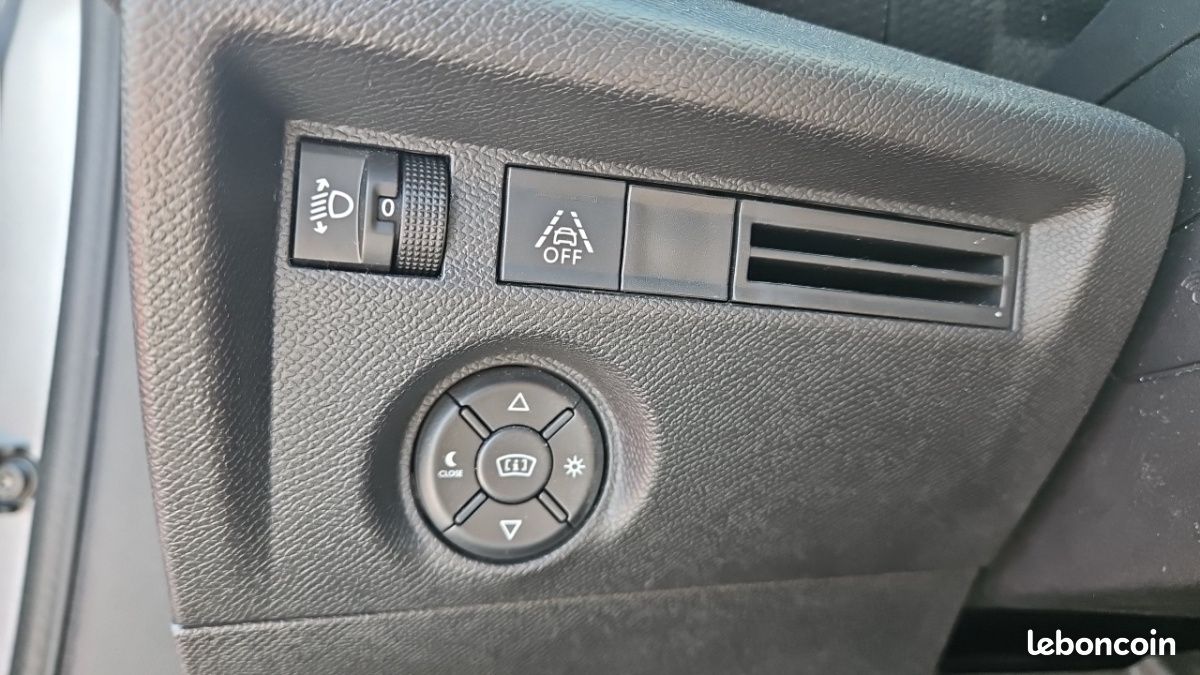 Citroën C4 PURETECH 130 SS EAT8 SHINE (image 16)