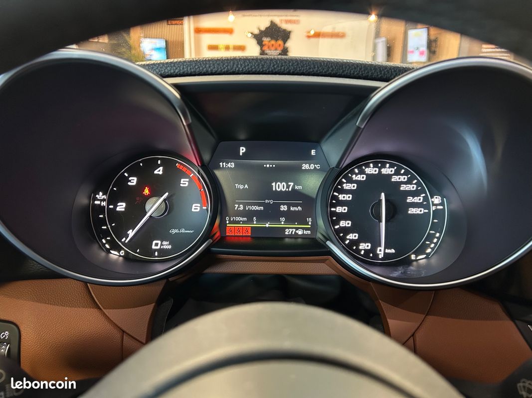 ALFA ROMEO GIULIA 2.2 210ch Q4 BVA – TOIT OUVRANT + ENTRETIEN COMPLET CONSTRUCTEUR (image 16)