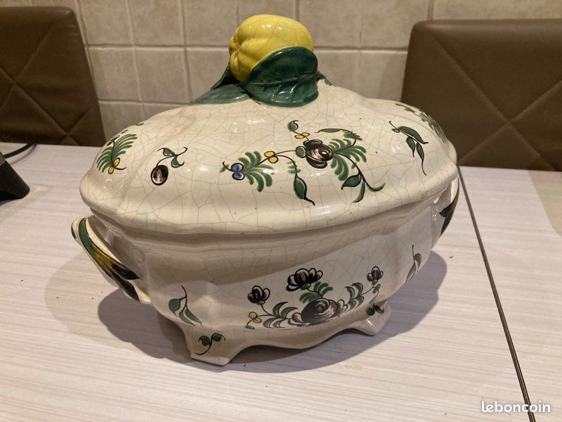 Ancienne Soupière En Métal Avec Décor De Projection