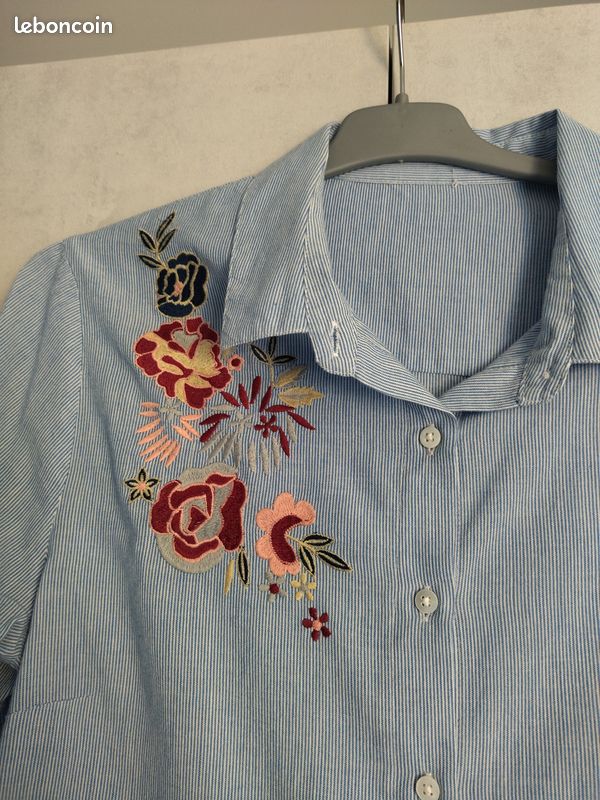 Chemisier Femme avec broderie et fines rayures Vêtements