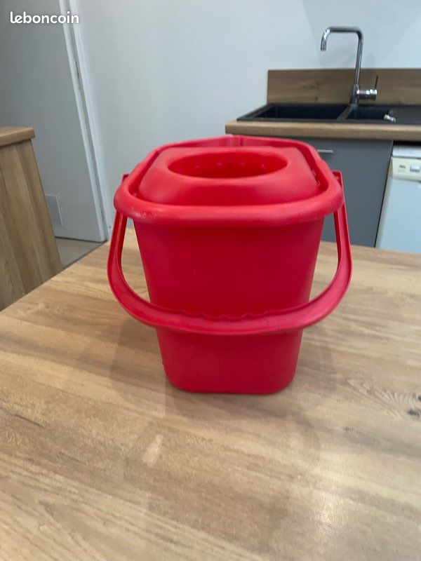 Seau rectangulaire rouge en plastique 12 L (image 4)