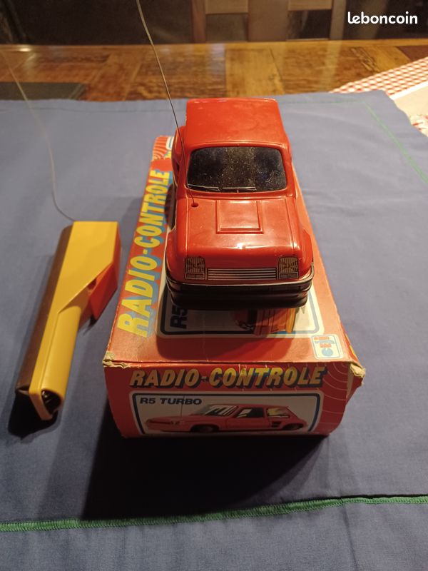 Coffret 2 véhicules - Camion dépanneuse et voiture de course sur