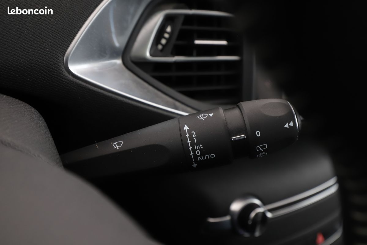 Peugeot 308 1.2 PureTech Allure 130 ch (image 29)