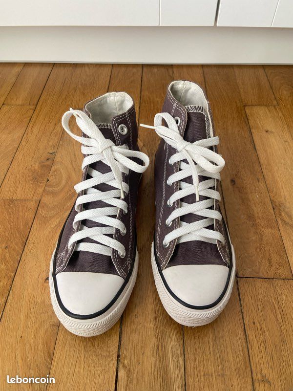 Paire de chaussures Converse All Star grises (image 1)