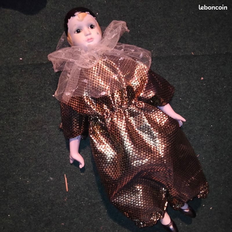 Poupée de fille en porcelaine de 4 pouces sur une balançoire