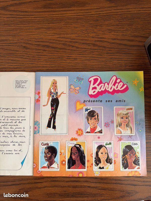 Panini Barbie – Toujours Ensemble ! Boîte De 36 Pochettes De Stickers – 180 Stickers Dont 24 Brillants Et 24 Pailletés