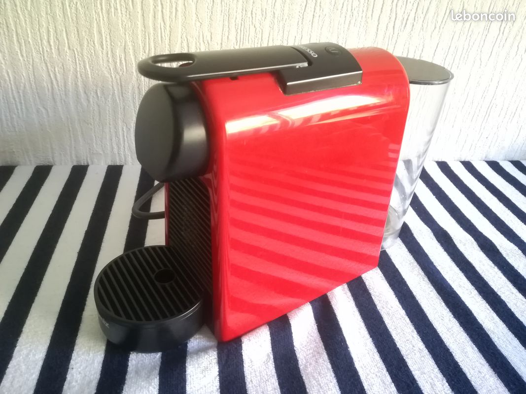 MACHINE À CAFÉ CAFETIÈRE A CAPSULES NESPRESSO MAGIMIX ESSENZA MINI RUBY RED COMPACTE BON ÉTAT (Envoi possible) (image 1)