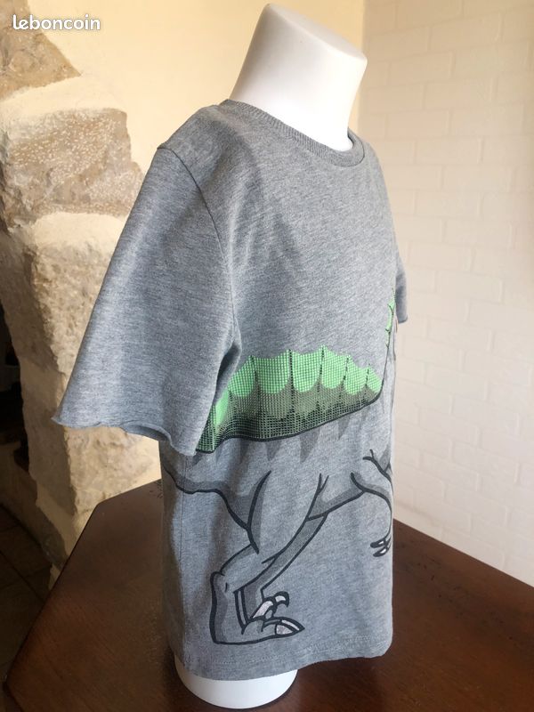 T-shirt Garçon M&S 4 Ans - Coton Gris Col Rond - Motif Dinosaure - Occasion Avec Petit Trou - Bon état Général
